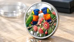 2024 års proof silverdollar från Niue: regnbågslorikit i färg och låg upplaga