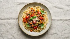 Tröstmat utan energidipp: lättare bolognese med fullkornslinguine