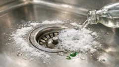 Rensa en stoppad diskho på 30 minuter med bikarbonat, vinäger och 5 droppar diskmedel