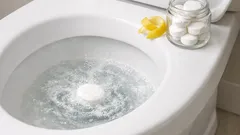 Gör egna fräsande toalettrengöringsbomber med bikarbonat – rent med mindre skrubb